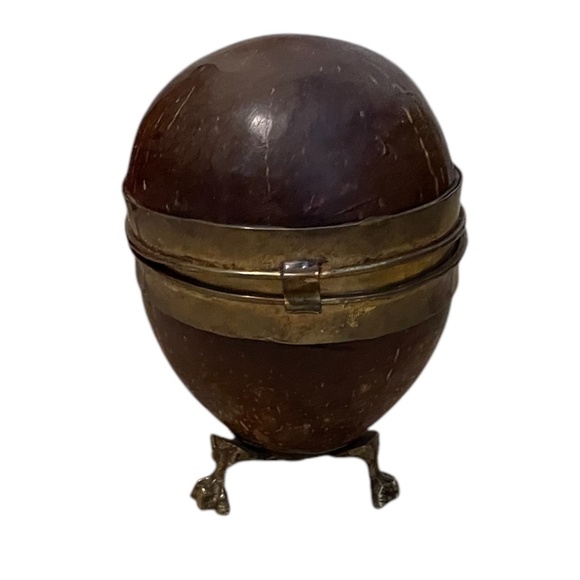 Vintage 19th C. English Coconut Shell Footed Trinket Box With Gold Clasps - Picture 2 of 8